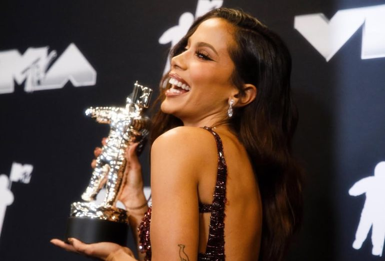 Anitta será homenageada com o Prêmio Vanguarda em evento latino: “Poder, música e legado”
