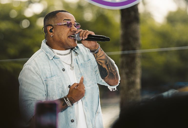 Vitinho lança o projeto “Date, Vol.1 (Ao Vivo)” com participações especiais