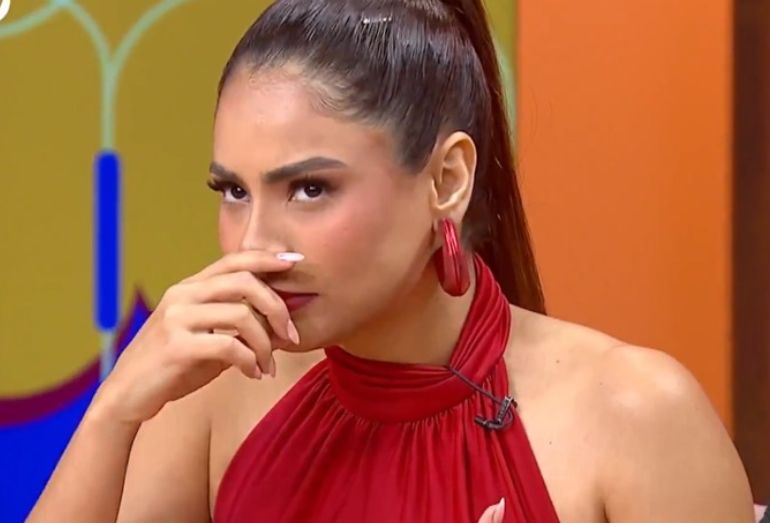 A cantora Lexa em um momento de emoção durante entrevista, falando sobre a perda da filha.