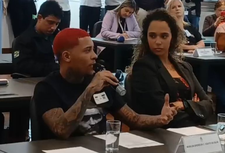 MC Poze do Rodo durante depoimento na Assembleia Legislativa do Rio de Janeiro (Alerj), falando sobre o roubo do seu carro.