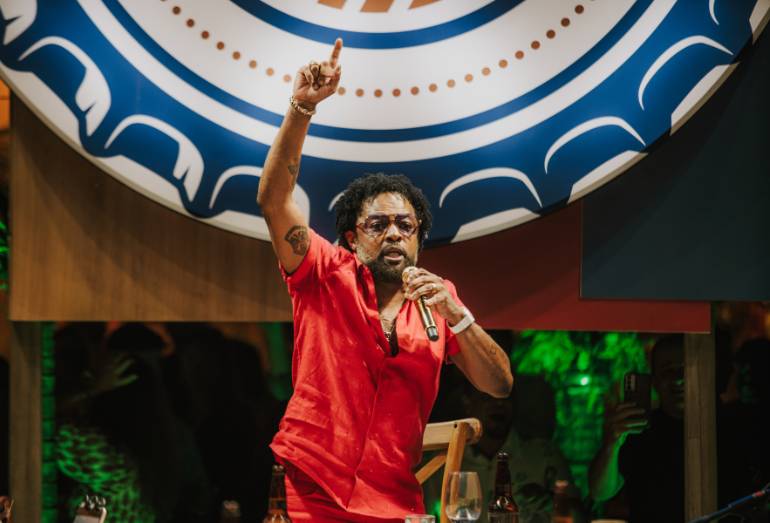 Xande de Pilares lança Nos Braços do Povo – Volume I e celebra suas raízes musicais