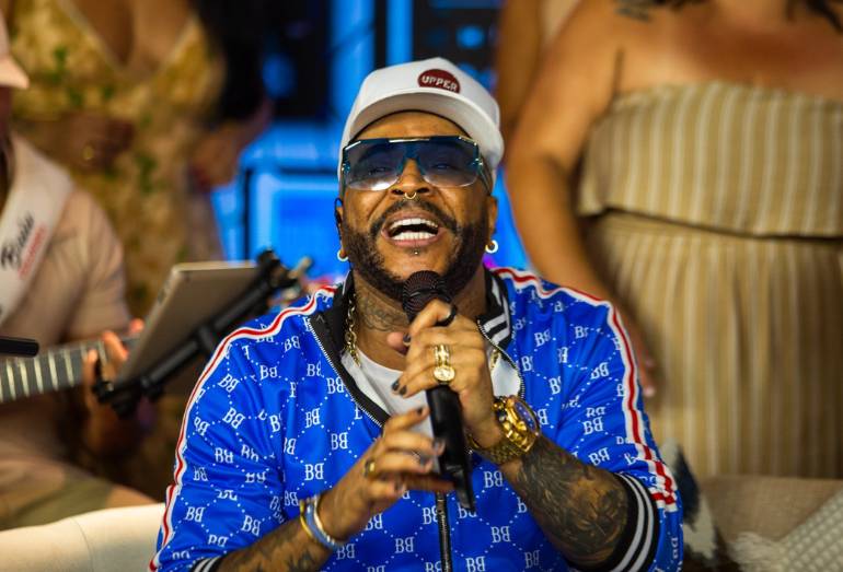 Swing e Simpatia faz show intimista no “FM O Dia À Vontade”; assista