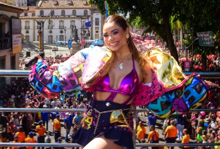 Bloco da Lexa arrasta 50 mil pessoas no Centro do Rio