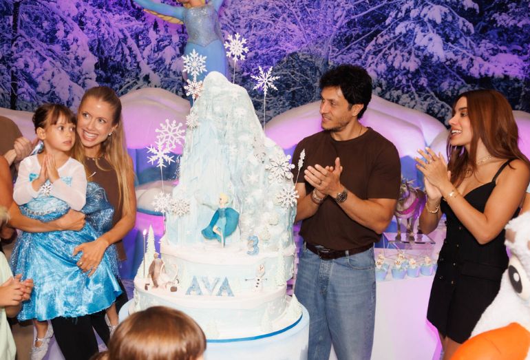 Anitta dá pausa na agenda e se joga em festa de aniversário da afilhada em SP