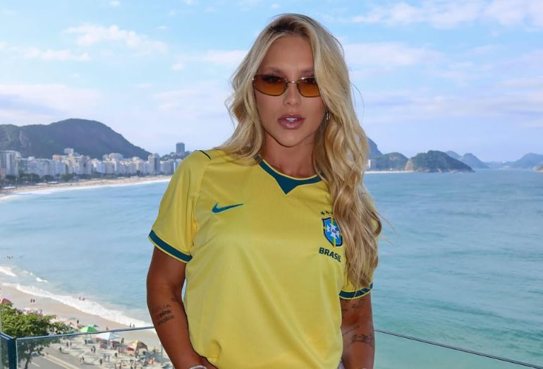 Foto da influenciadora digital Virginia Fonseca posando com um semblante sério, vestindo uma camisa da seleção brasileira