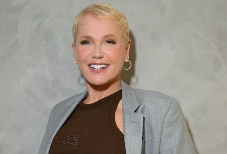 Foto de estúdio da apresentadora Xuxa Meneghel sorridente
