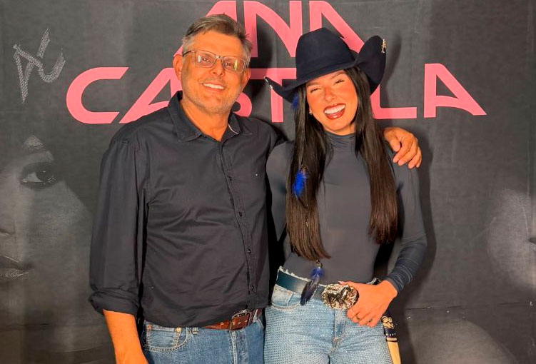 Ana Castela rebate críticas ao pai após internauta dizer que ele vive às suas custas