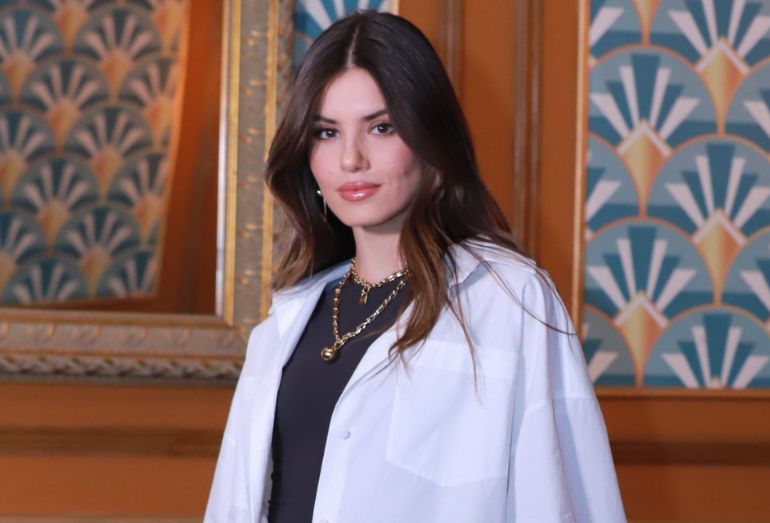 Camila Queiroz revela decisão tomada no parto da filha: “Escolha muito consciente”
