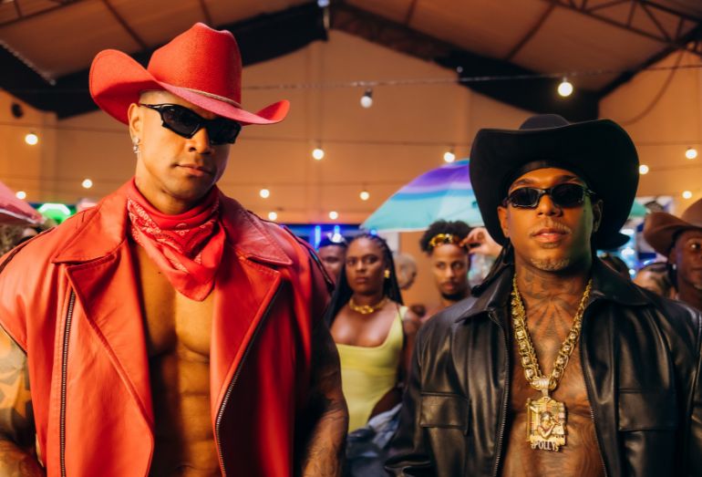 Oh Polêmico e Léo Santana apostam em clima de faroeste no clipe de “Laço na Fivela”